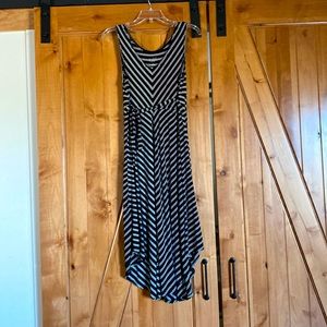 NWOT Isabel Maternity black and white midi dress. Size M
